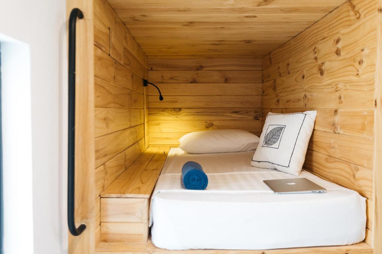 Island Hostels Коломбо Екстериор снимка A micro hotel room