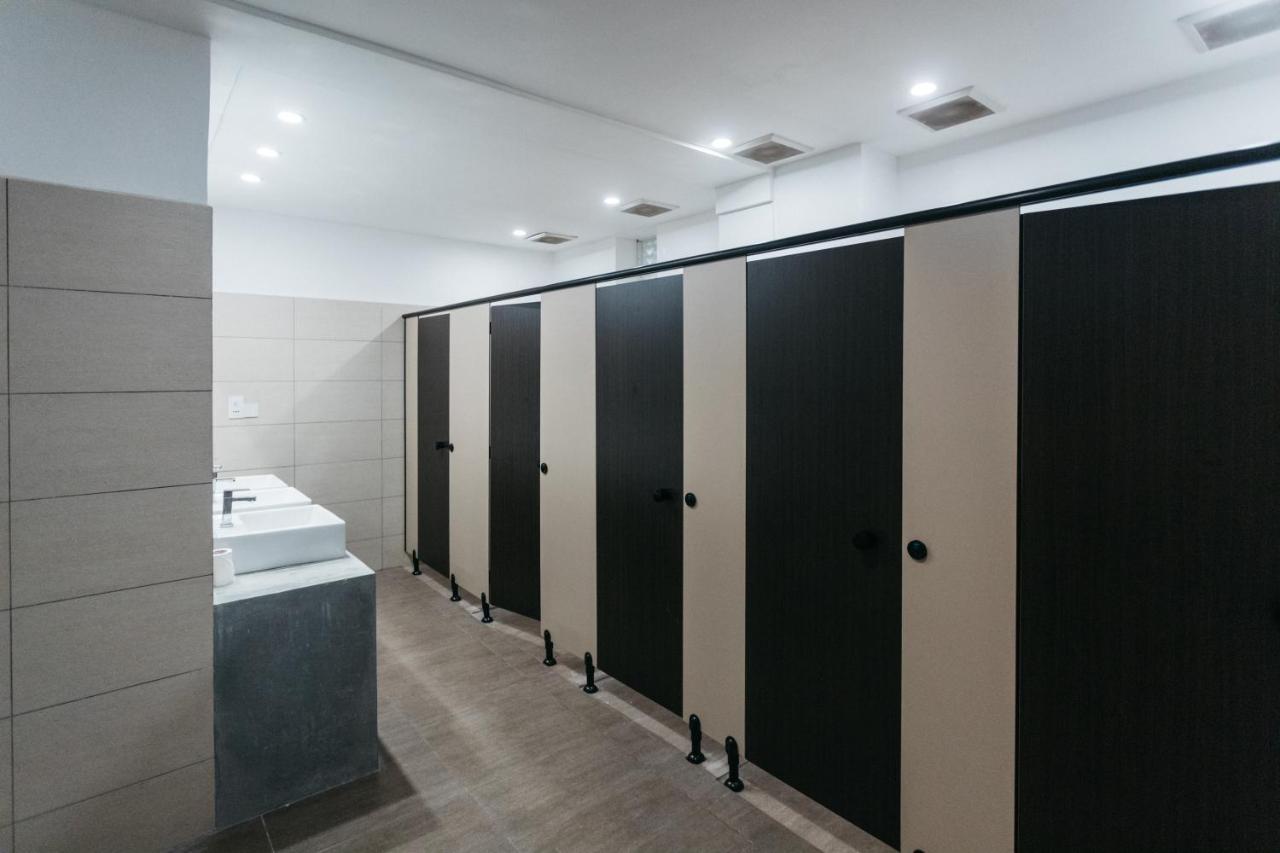 Island Hostels Коломбо Екстериор снимка A public toilet in the United Kingdom